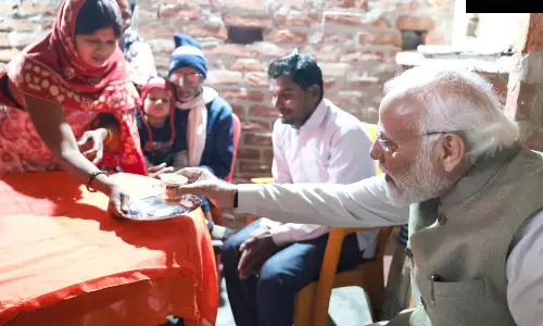 உஜ்வாலா திட்டத்தின் 10வது கோடி பயனாளியின் வீட்டில் டீ குடித்த பிரதமர்