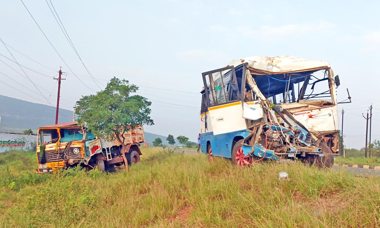 டிப்பர் லாரி-வேன் நேருக்கு நேர் மோதல்: குழந்தை உட்பட 2 பெண்கள் பலி