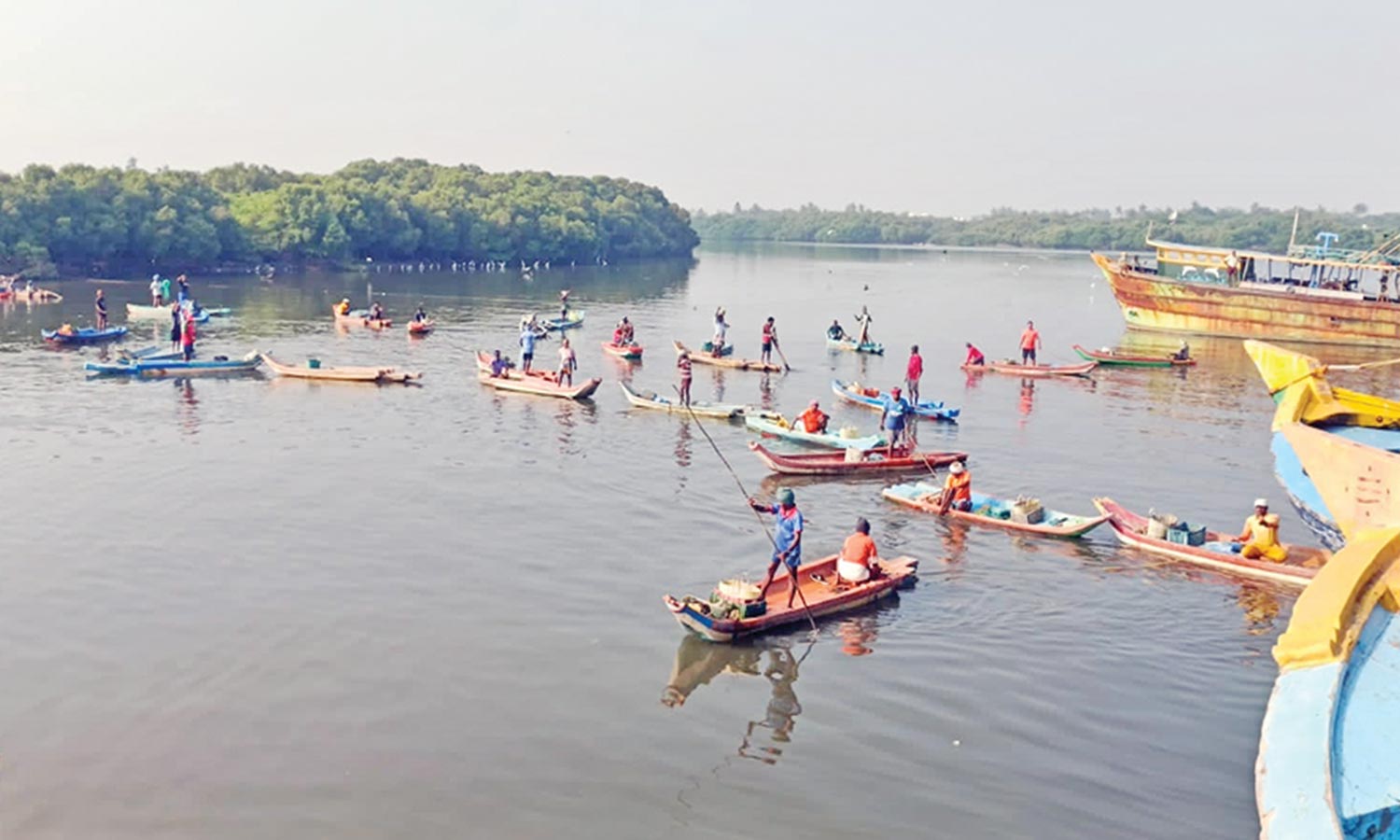 கடலில் கட்டுமரங்களை தடுப்பு போல் நிறுத்தி மீனவர்கள் போராட்டம்