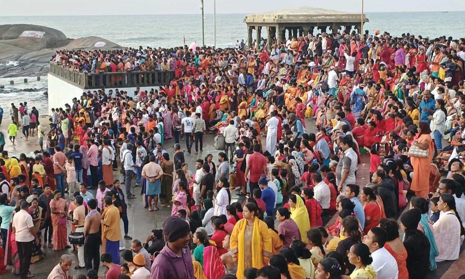 இந்த ஆண்டின் கடைசி சூரிய உதய காட்சியை காண கன்னியாகுமரியில் திரண்ட சுற்றுலா பயணிகள்