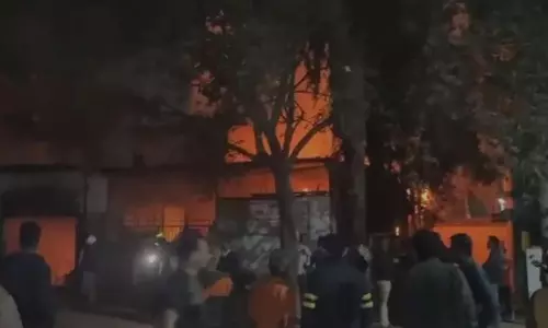 கிளவுஸ் தொழிற்சாலையில் தீ விபத்து: 6 ஊழியர்கள் பரிதாப பலி