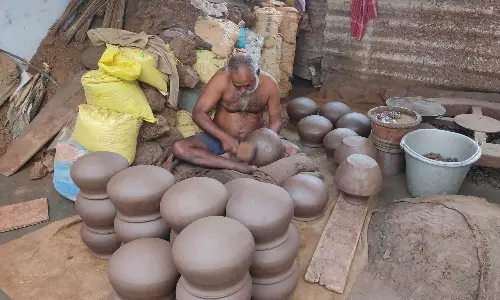 பொங்கல் பண்டிகையையொட்டி உடுமலையில் மண்பானைகள் தயாரிப்பு பணி தீவிரம்