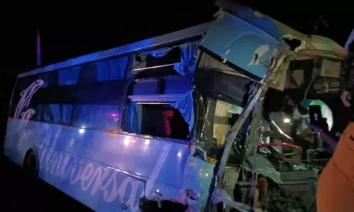 சின்னசேலம் அருகே விபத்து: மினி லாரி மீது தனியார் சொகுசு பஸ் மோதி 2 பேர் பலி