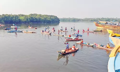 கடலில் கட்டுமரங்களை தடுப்பு போல் நிறுத்தி மீனவர்கள் போராட்டம்