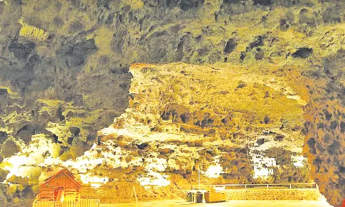 மெய்சிலிர்க்க வைக்கும் மெராமெக் குகைகள்