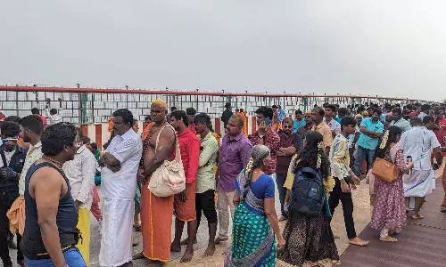 புத்தாண்டு தினத்தை முன்னிட்டு பழனி கோவிலில் குவிந்த பக்தர்கள் கூட்டம்