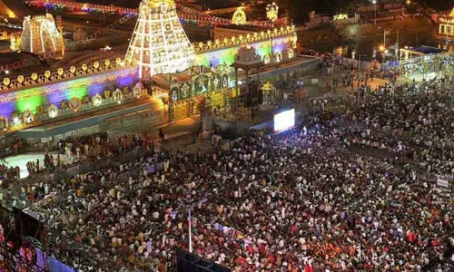 புத்தாண்டு தரிசனத்திற்கு அனுமதிக்காததால் திருப்பதியில் பக்தர்கள் போராட்டம்