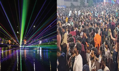 புத்தாண்டு கொண்டாட்டம்- கண்ணுக்கு விருந்தளித்த லேசர்-டிரோன் ஷோ