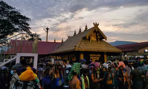 ஆங்கில புத்தாண்டை முன்னிட்டு சபரிமலையில் திரண்ட பக்தர்கள்