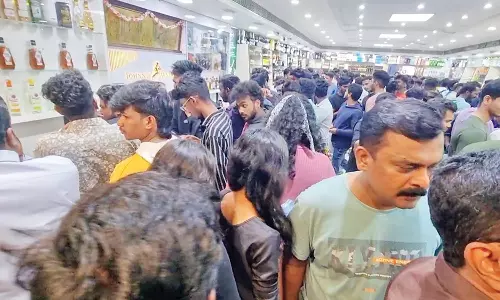 மதுக்கடைகளில் அலைமோதிய கூட்டம்