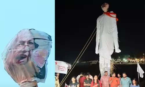 கவர்னரின்  30 அடி உயர உருவ பொம்மையை எரித்த மாணவர் கூட்டமைப்பினர்