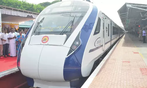 கோவை-பெங்களூர் வந்தே பாரத் ரெயிலில் உற்சாகத்துடன் பயணித்த பயணிகள்