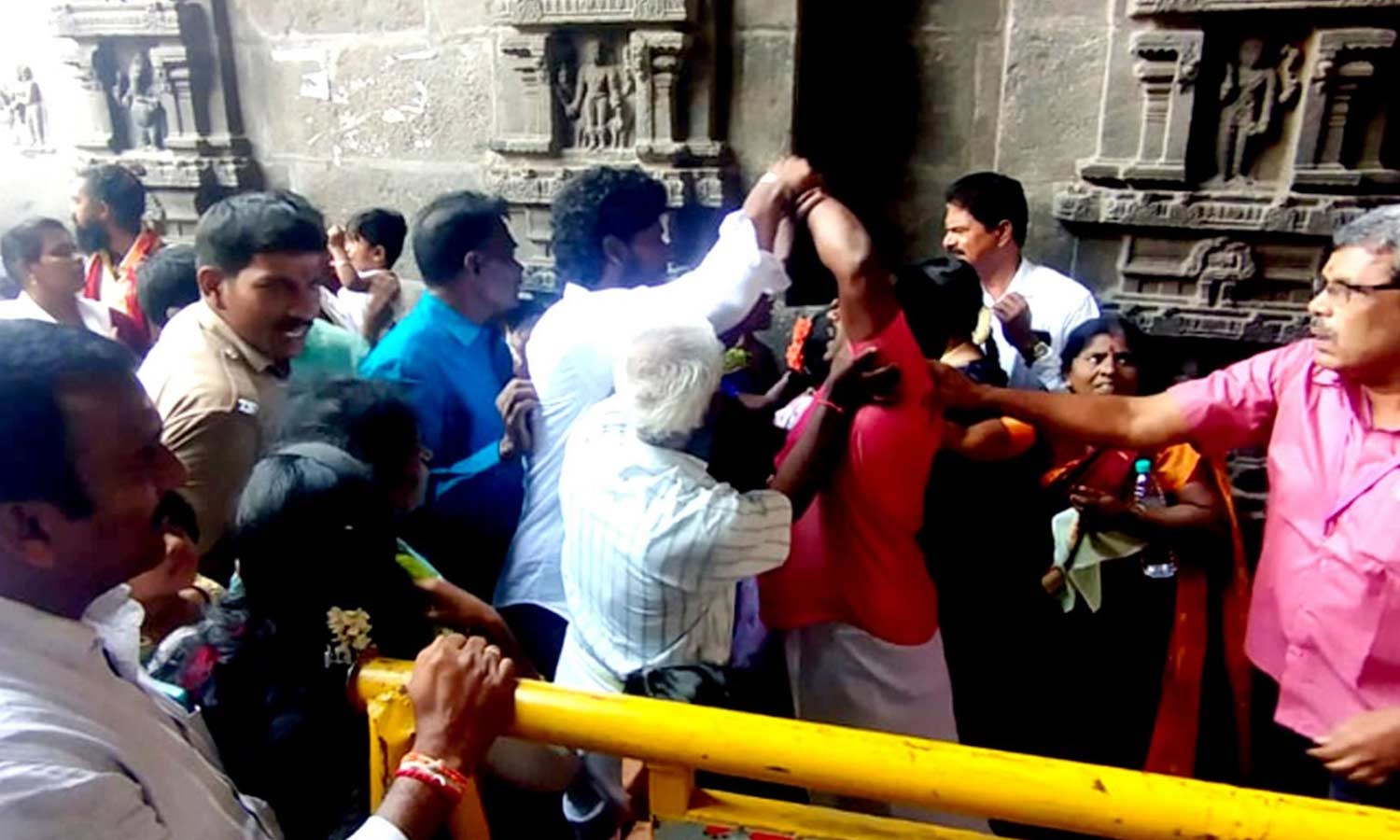 திருவண்ணாமலை கோவிலில் பக்தர்கள் திடீர் மோதல்: அறிவிப்பு பலகை வைக்க வலியுறுத்தல்
