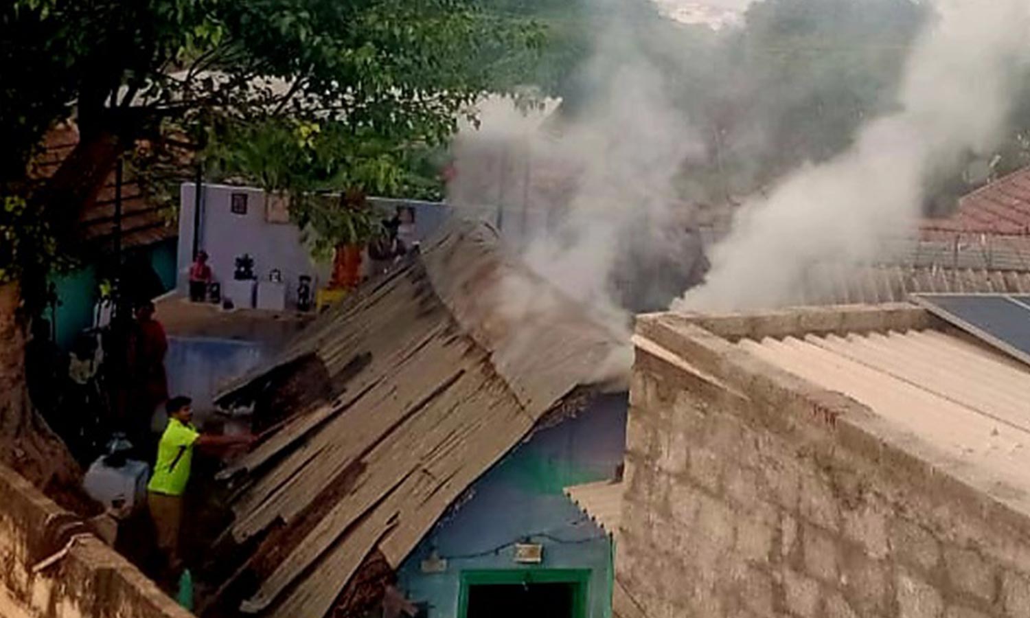 ஈரோட்டில் குடிசை வீடு, டெய்லர் கடையில் தீ விபத்து