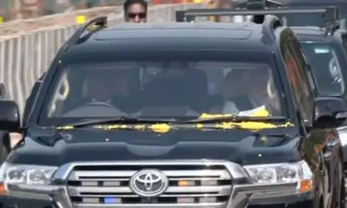 விமான நிலையம் முதல் பல்கலைக்கழகம் வரை பிரதமர் மோடிக்கு வழிநெடுகிலும் உற்சாக வரவேற்பு