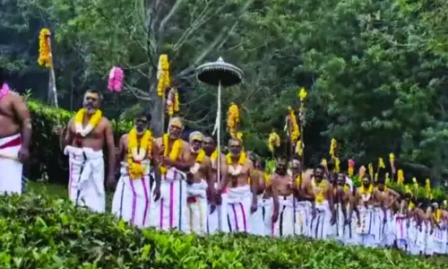 8 கிராம மக்கள் கொண்டாடிய ஹெத்தை அம்மன் திருவிழா- பாரம்பரிய உடை அணிந்து, நடனமாடி ஊர்வலமாக வந்தனர்
