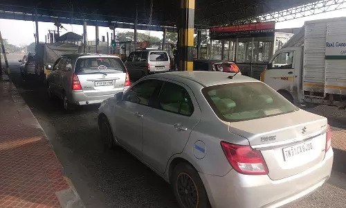 பரனூர், ஆத்தூர் சுங்கச்சாவடியில் கடும் போக்குவரத்து நெரிசல்