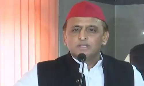 கடவுளை விட முதல் மந்திரி பெரியவர் அல்ல: அகிலேஷ் தாக்கு