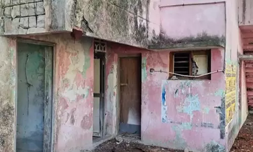 சிதிலமடைந்து காணப்படும் வீட்டுவசதி வாரிய குடியிருப்புகள்