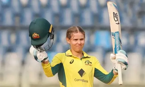 மகளிர் கிரிக்கெட்: இந்திய அணிக்கு எதிராக 338 குவித்த ஆஸ்திரேலியா