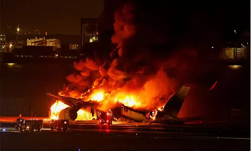 விமானங்கள் மோதல்: நின்றிருந்த விமானம் தீப்பிடித்து எரிந்ததில் 5 பேர் உயிரிழப்பு