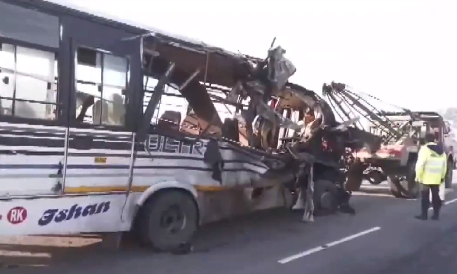 அசாமில் பஸ்-லாரி நேருக்கு நேர் மோதி விபத்து: 14 பேர் பலி