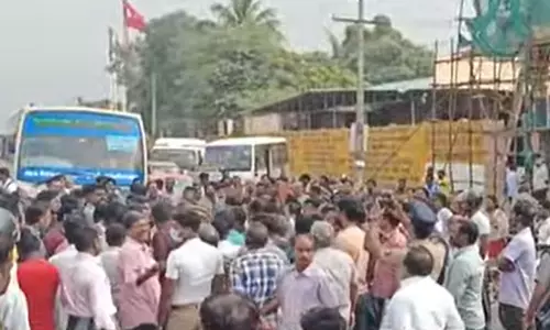 கிளாம்பாக்கத்தில் இருந்து சர்வீஸ் சாலையில் செல்லும் பேருந்துகள்... பொதுமக்கள் போராட்டம்