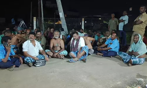 கோவில்பட்டியில் அரசு போக்குவரத்து பணிமனை முன்பு டிரைவர்-கண்டக்டர்கள் திடீர் தர்ணா