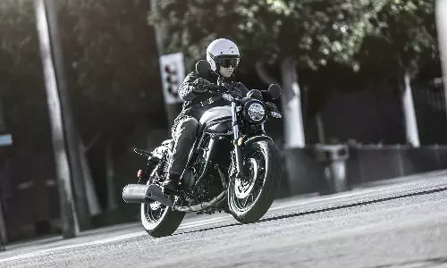 சூப்பர் மீடியோர் 650-க்கு நேரடி போட்டி.. இந்தியாவில் அறிமுகமான கவாசகி எலிமினேட்டர்