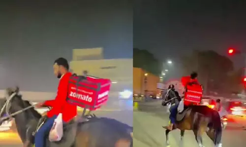 தெலுங்கானாவில் பெட்ரோல் தட்டுப்பாடு: குதிரையில் சென்று உணவு வினியோகம் செய்த ஊழியர்