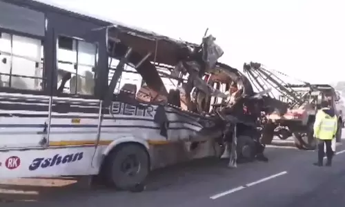 அசாமில் பஸ்-லாரி நேருக்கு நேர் மோதி விபத்து: 14 பேர் பலி