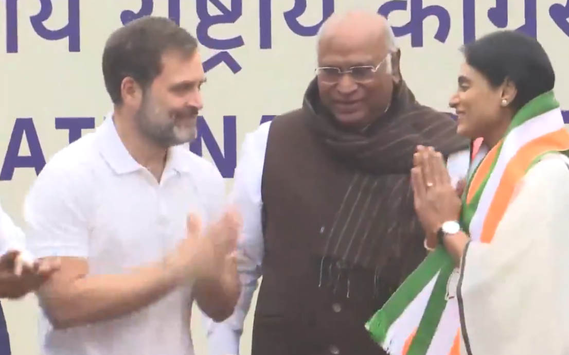 காங்கிரஸ் கட்சியில் இணைந்தார் ஒய்எஸ்ஆர் தெலுங்கானா கட்சியின் தலைவர் ஒய்எஸ் ஷர்மிளா