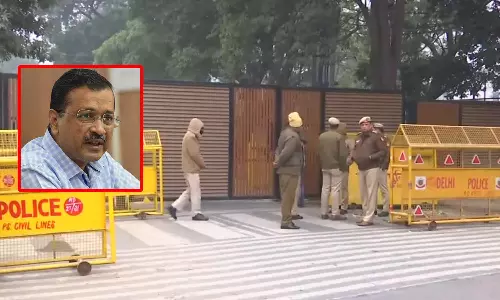 கெஜ்ரிவால் வீட்டிற்கு செல்லும் பாதை மூடல்: வீட்டு முன் பலத்த பாதுகாப்பு: டெல்லியில் நிலவும் பரபரப்பு