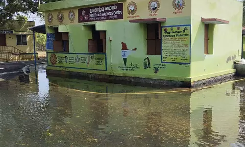 பரமன்குறிச்சி பகுதியில் ஆஸ்பத்திரி, பள்ளிகளில் வடியாத வெள்ளம்