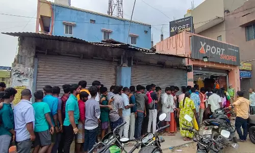 ஜவுளிக்கடையில் 10 ரூபாய் நாணயத்திற்கு டீசர்ட்... அலைமோதிய கூட்டத்தால் பரபரப்பு