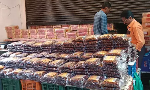 குற்றாலத்தில் ரசாயன ஆயில் கலந்த ஒரு டன் பேரீச்சம்பழம் பறிமுதல்