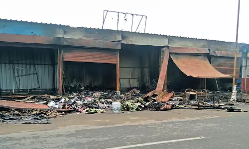 நெல்லை டவுன் வணிக வளாகத்தில் தீ விபத்து: 5 கடைகள் எரிந்து சேதம்