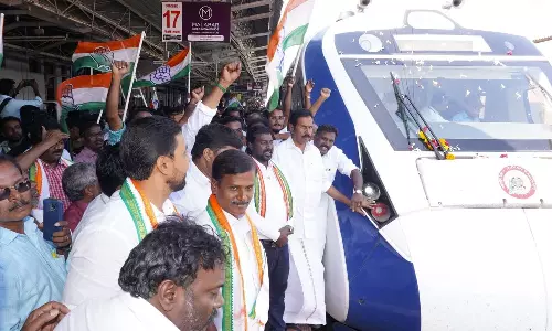 கன்னியாகுமரி மாவட்டத்திற்கு வந்த வந்தே பாரத் ரெயிலை வரவேற்ற விஜய் வசந்த்