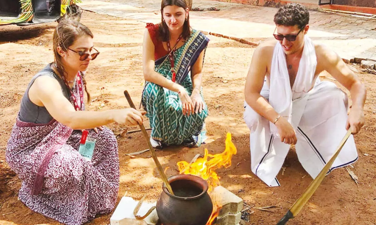 பாரம்பரிய முறைப்படி பொங்கல் பண்டிகை கொண்டாடிய வெளிநாட்டு சுற்றுலா பயணிகள் பாரம்பரிய முறைப்படி பொங்கல் பண்டிகை கொண்டாடிய வெளிநாட்டு சுற்றுலா பயணிகள்