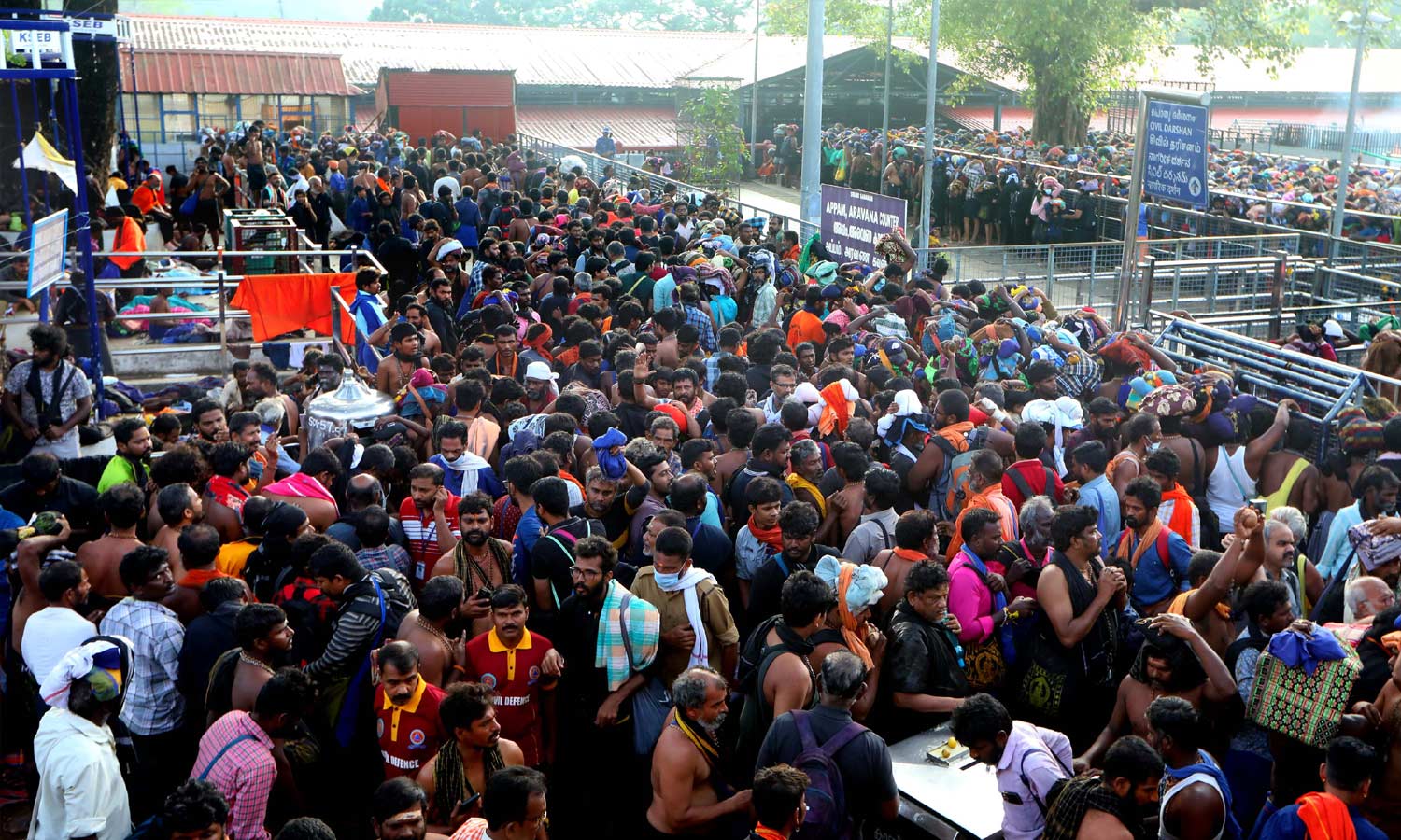 சபரிமலையில் கட்டுக்கடங்காமல் காணப்படும் பக்தர்கள் கூட்டம்