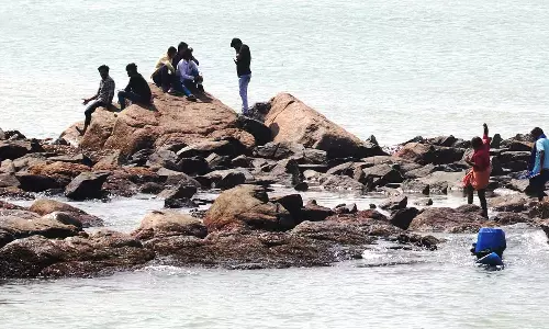 கன்னியாகுமரியில் ஆபத்தை உணராமல் அத்துமீறும் சுற்றுலா பயணிகள்