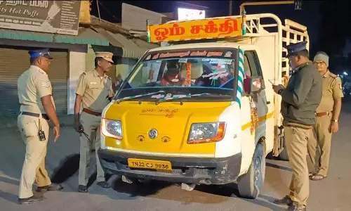 மிளகாய் பொடி தூவி 50 பவுன் நகை, பணம் வழிப்பறி... 5 தனிப்படை அமைத்து போலீஸ் விசாரணை