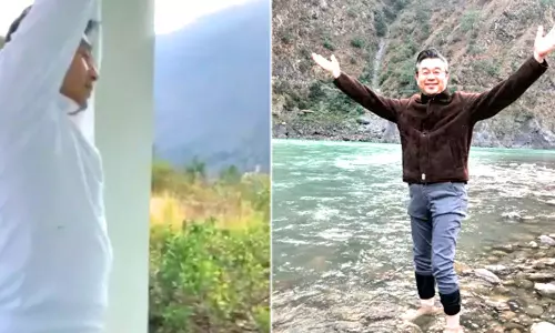 கங்கை நதியில் யோகா பயின்ற ஜப்பான் தூதர்