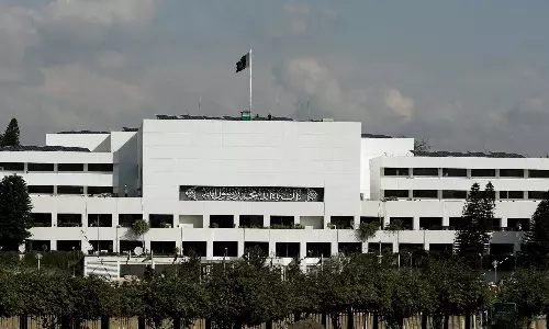 பாகிஸ்தான் பொது தேர்தலை ஒத்திவைக்க கோரும் தீர்மானம் பாராளுமன்றத்தில் நிறைவேற்றம்