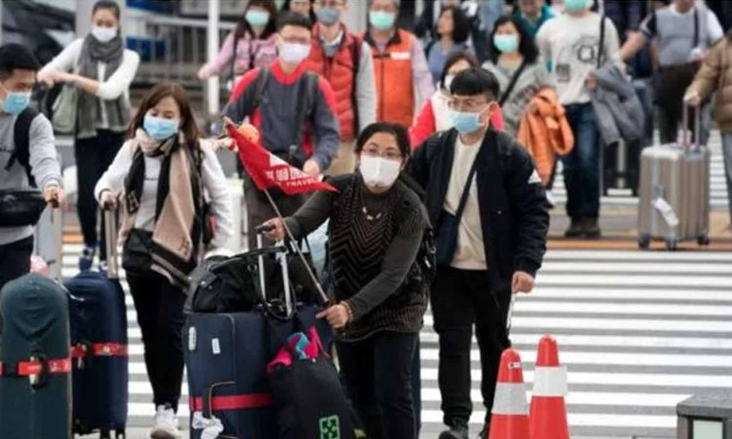 விமான நிலையத்தில் கண்காணிப்பு தீவிரம்: பயணிகளுக்கு காய்ச்சல் பரிசோதனை