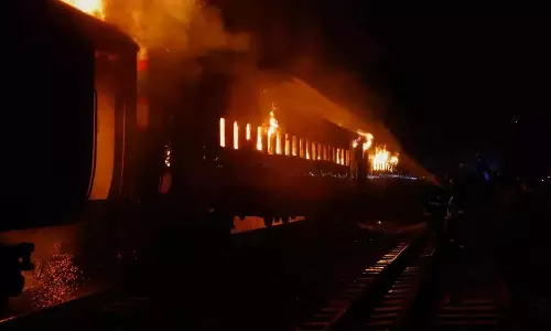வங்காளதேசத்தில் தீப்பிடித்து எரிந்த ரெயில்: 5 பேர் உடல் கருகி பலி