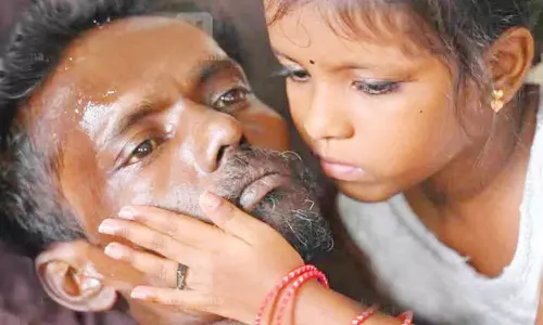 புற்றுநோய் பாதித்த தந்தைக்கு உதவ பள்ளி படிப்பை பாதியில் நிறுத்திய சிறுமி