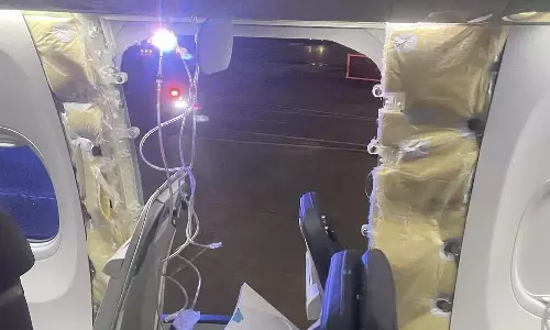 நடுவானில் பறந்தபோது திடீரென திறந்த கதவு: அவசரமாக தரையிறக்கப்பட்ட விமானம்- வீடியோ