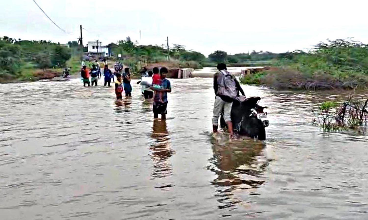 விருதுநகர் மாவட்டத்தில் வெளுத்து வாங்கிய மழை- ஆற்றில் வெள்ளப்பெருக்கால் தரைப்பாலம் மூழ்கியது