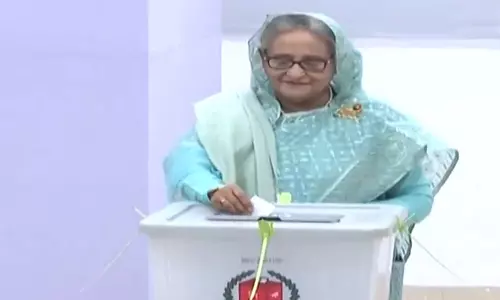 வங்காளதேச பொதுத்தேர்தல்: வாக்களித்தார் பிரதமர் ஷேக் ஹசீனா